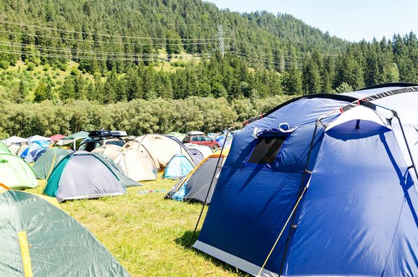 Comment le tourisme de masse est-il géré dans les villes populaires ?
